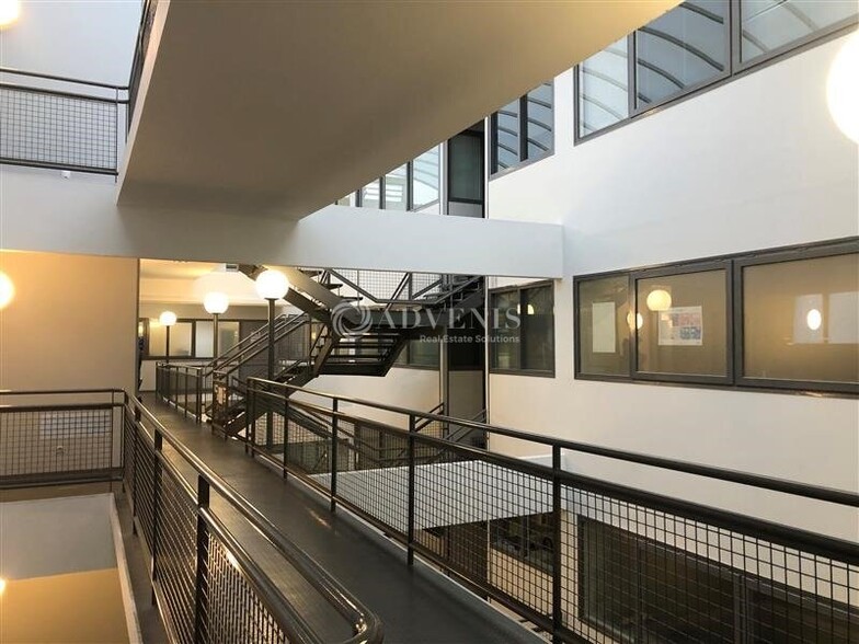 17 Rue Des Frères Lumière, Plaisir to rent - Interior Photo - Image 2 of 5