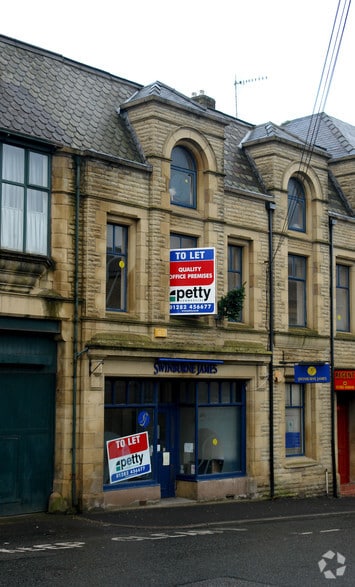 11 Bank Para, Burnley to rent - Primary Photo - Image 1 of 3