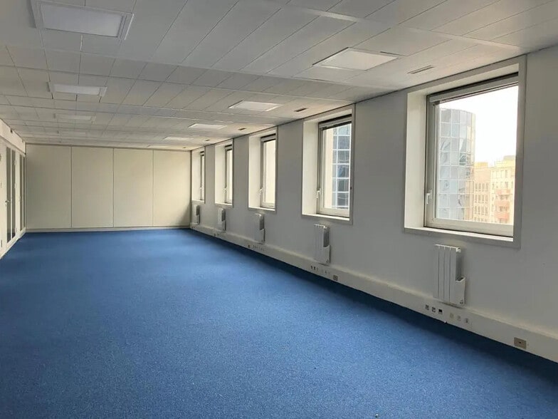 Office in Courbevoie to rent - Building Photo - Image 3 of 7