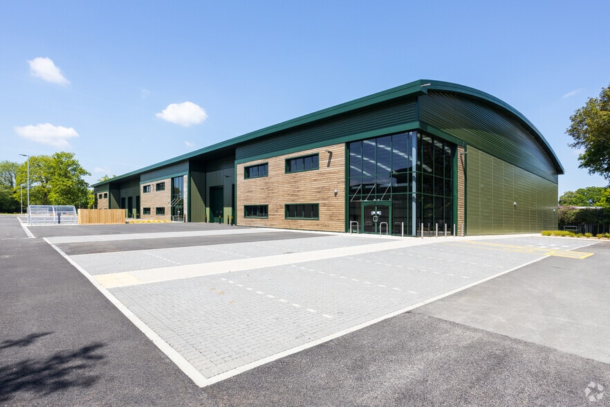 Brighton Rd, Crawley for sale - Building Photo - Image 1 of 1