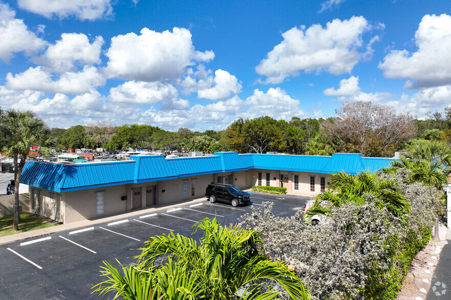 2501 W Hillsboro Blvd, Deerfield Beach, FL for rent - Building Photo - Image 1 of 11