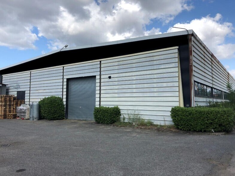 6 Rue Yves Toudic, Vénissieux to rent - Building Photo - Image 1 of 10