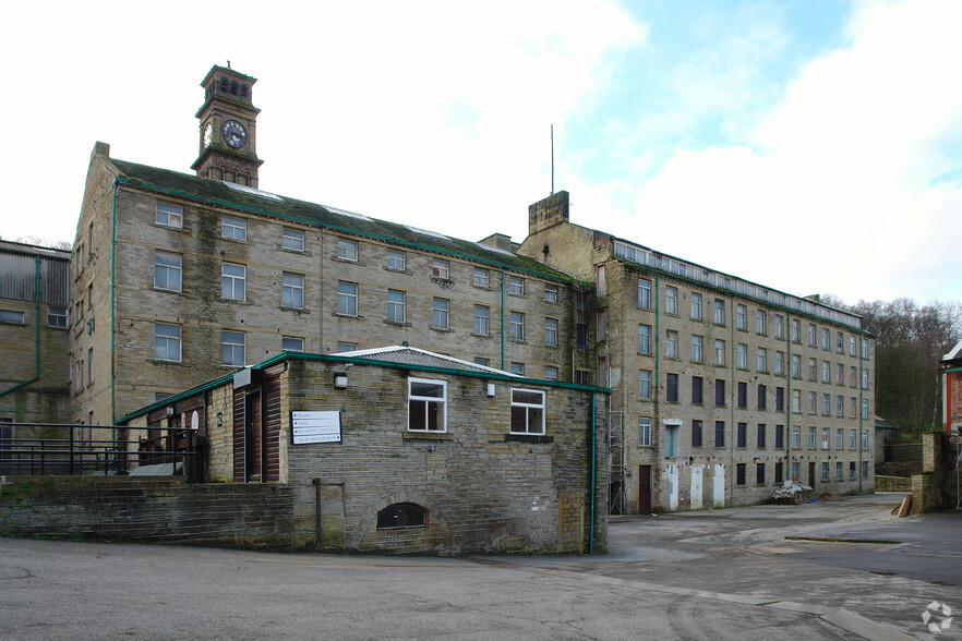 Armitage Bridge, Huddersfield for rent - Primary Photo - Image 1 of 5