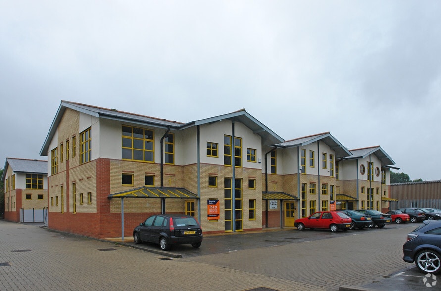 Eelmoor Rd, Farnborough to rent - Primary Photo - Image 1 of 6