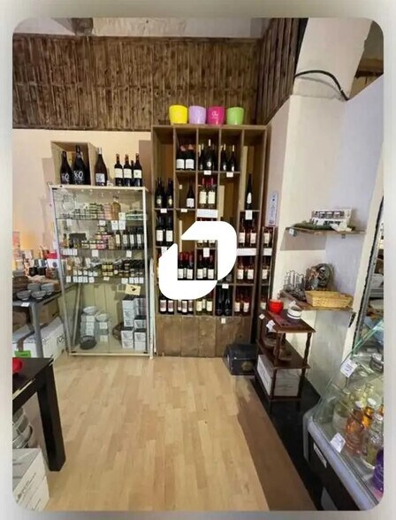 Retail in Montpellier to rent - Interior Photo - Image 2 of 7