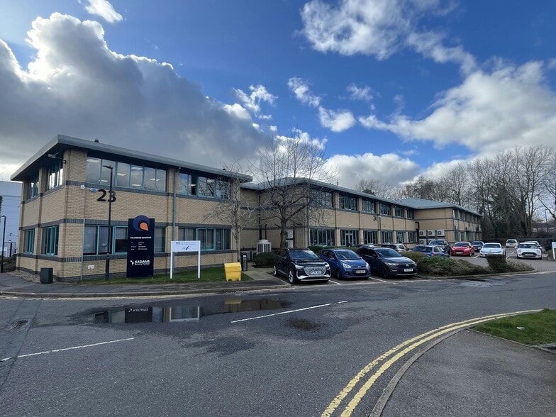21-27 The Quadrant, Abingdon to rent - Building Photo - Image 2 of 2