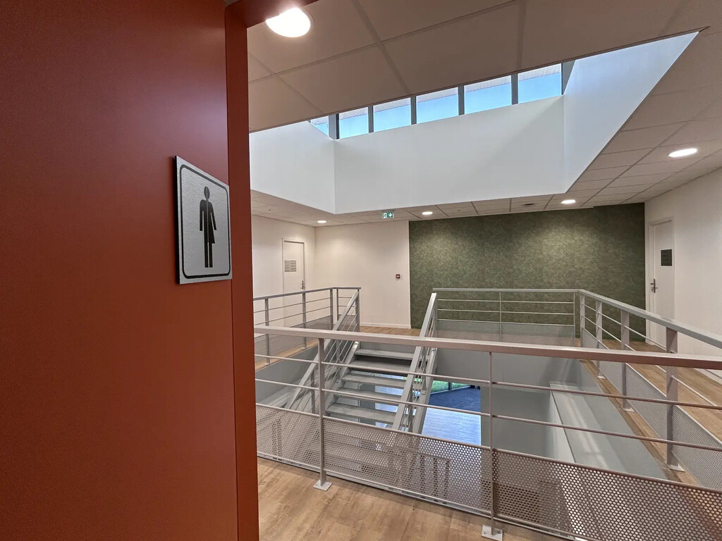 Location Bureaux 60 m² - Photo 1
