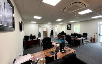 Airfield, Earls Colne to rent Interior Photo- Image 1 of 9