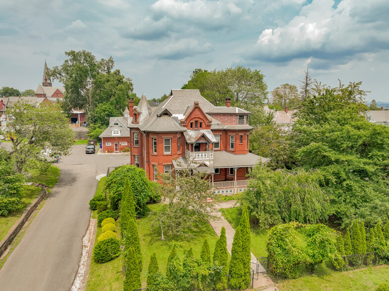 1109 Dwight St, Holyoke, MA for sale - Primary Photo - Image 1 of 27