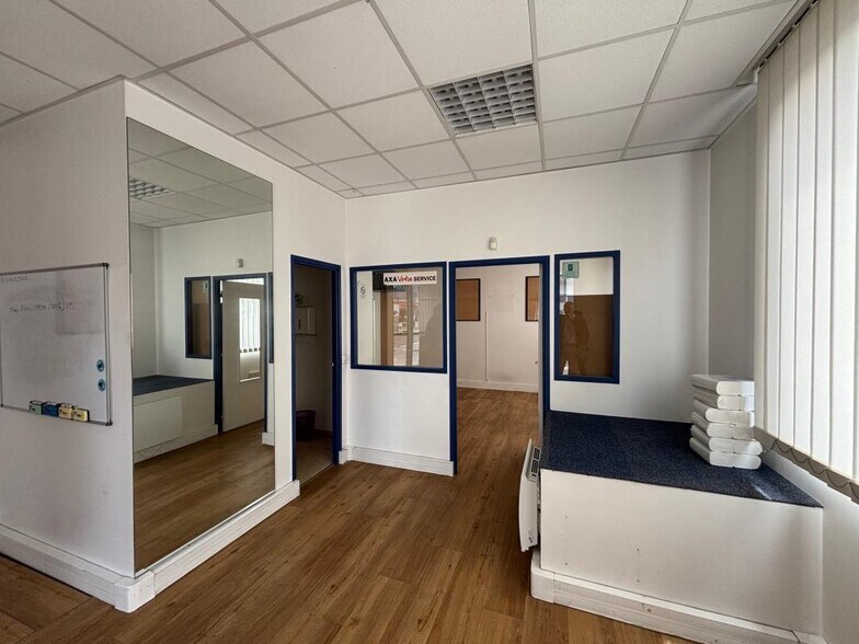 Retail in Versailles to rent - Interior Photo - Image 2 of 6