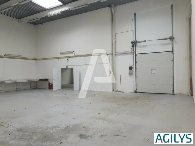 Light Industrial in Champs-sur-Marne to rent - Interior Photo - Image 1 of 10