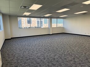 1005 Beau Terre Dr, Bentonville, AR to rent Interior Photo- Image 2 of 27