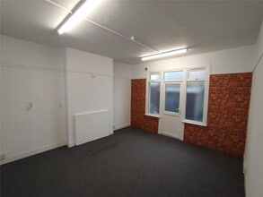 812 London Rd, Leigh-On-Sea for sale Interior Photo- Image 2 of 4