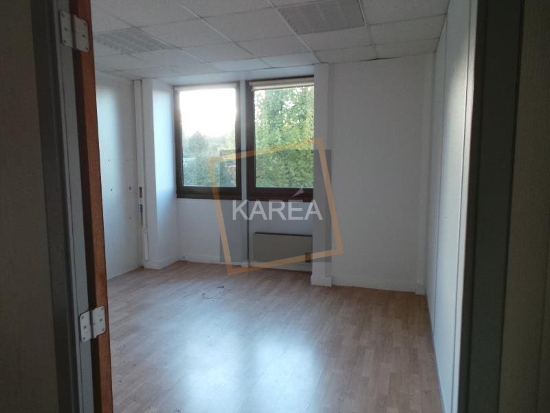 Office in Croissy-Beaubourg to rent Interior Photo- Image 1 of 6