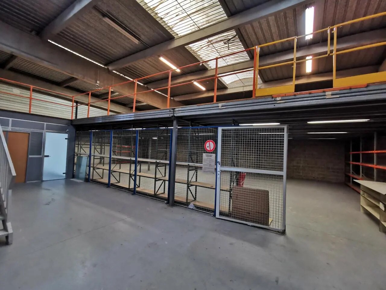 Light Industrial in Le Bourget to rent Interior Photo- Image 1 of 15