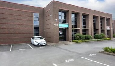 950-955 Yeovil Rd, Slough to rent Building Photo- Image 1 of 1