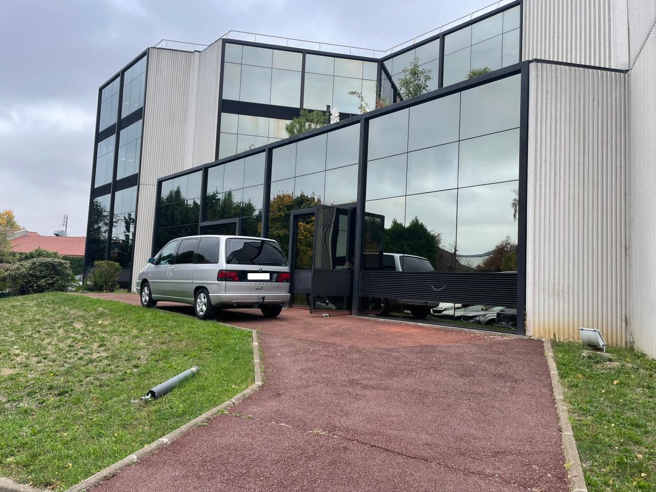 Light Industrial in Argenteuil for sale Building Photo- Image 1 of 12