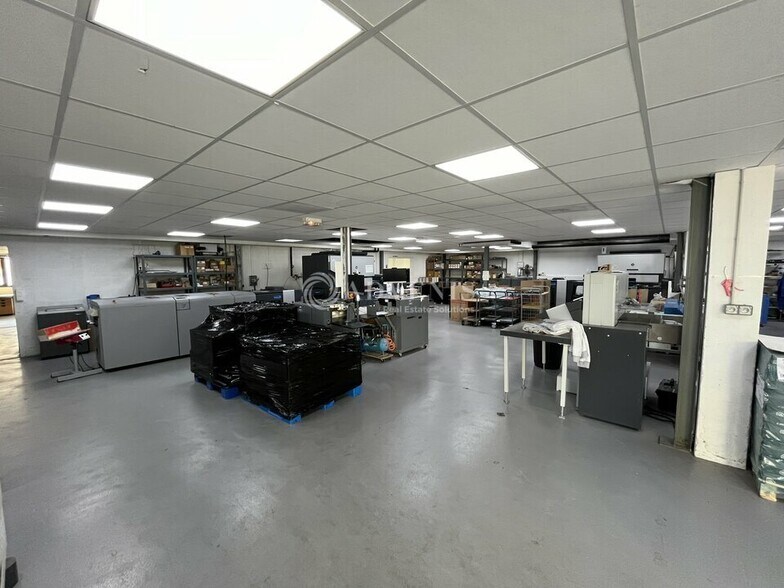 Light Industrial in Neuilly-Plaisance to rent - Interior Photo - Image 3 of 12