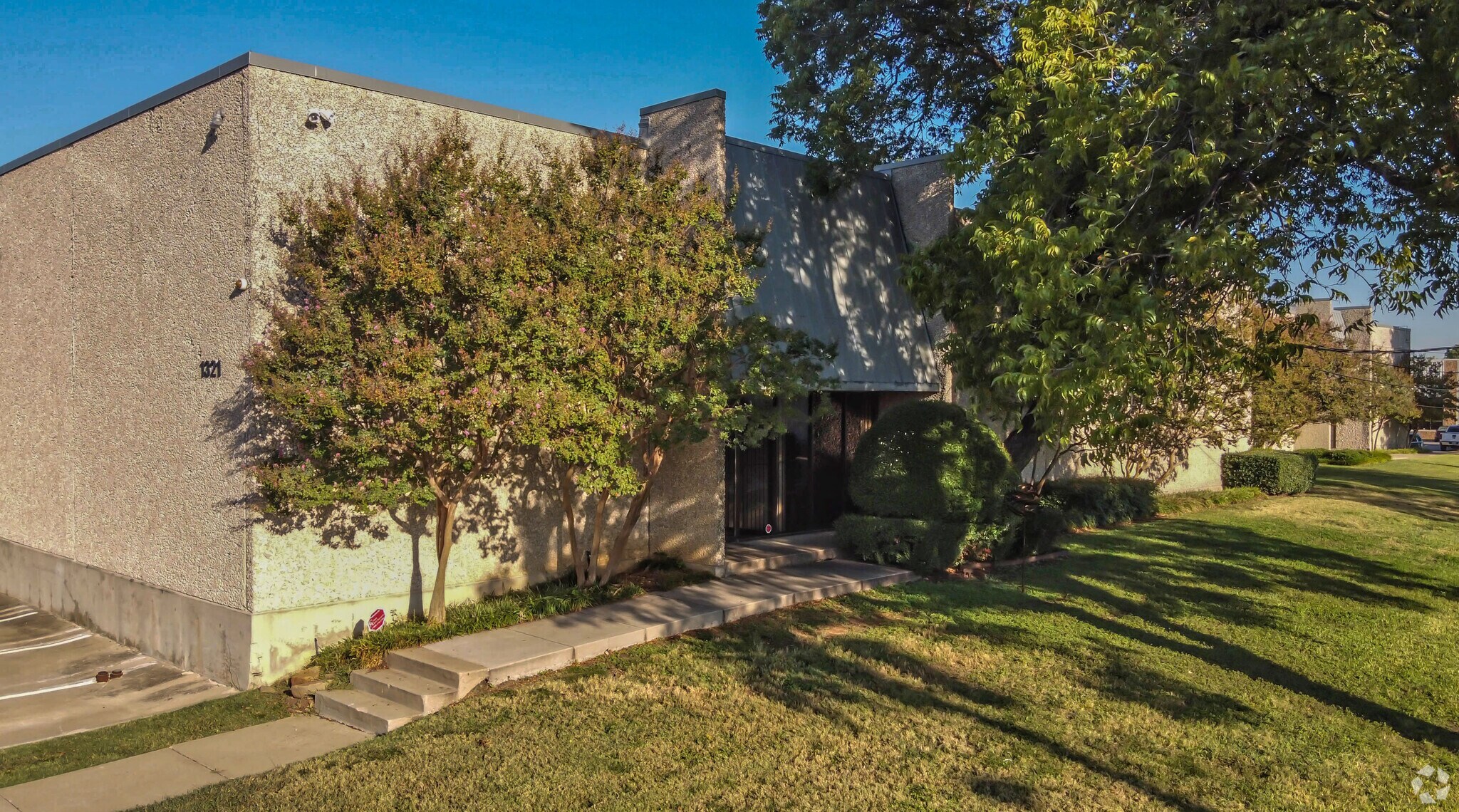 1321-1343 Round Table Dr, Dallas, TX for sale Primary Photo- Image 1 of 1