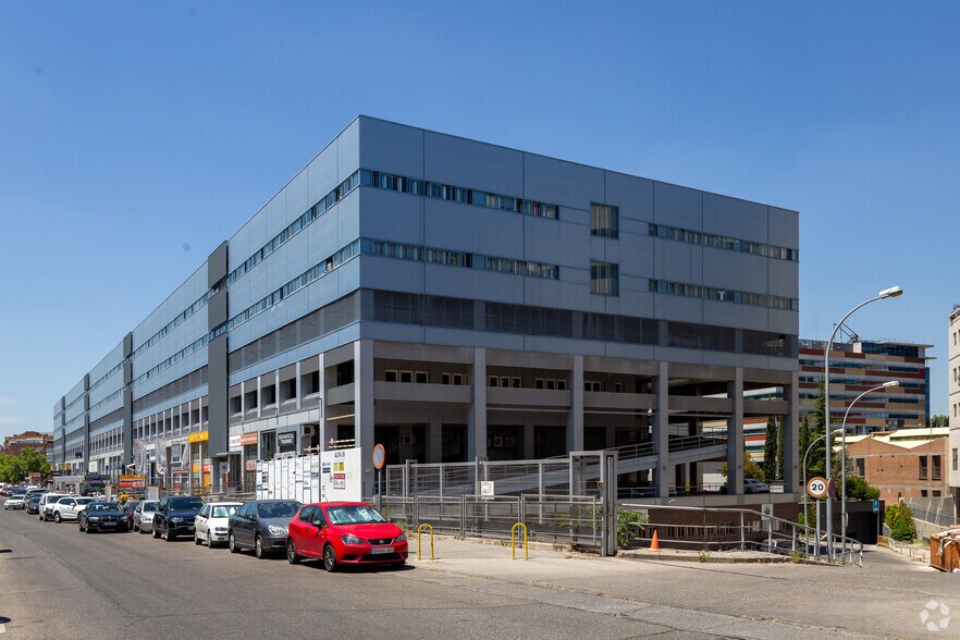 Calle de Isabel Colbrand, 10-12, Madrid, Madrid to rent - Building Photo - Image 3 of 18