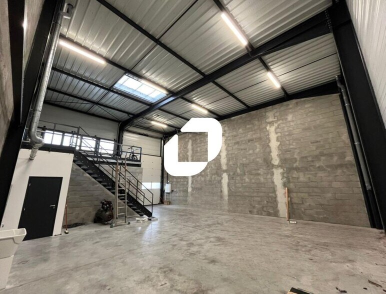 Light Industrial in Genas to rent - Interior Photo - Image 3 of 12