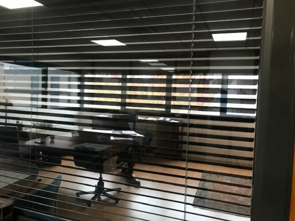 Office in Limas for sale Interior Photo- Image 1 of 4