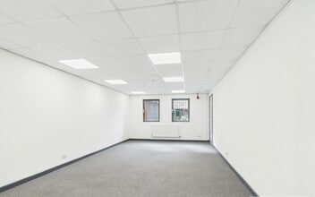 Centre Ct, Pontypridd to rent Interior Photo- Image 2 of 16