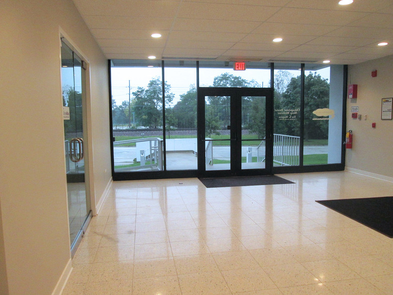 3500 Western Ave, Highland Park, IL for rent - Lobby - Image 2 of 24