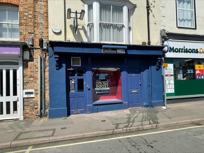 23 Market Sq, Bicester to rent - Building Photo - Image 2 of 3