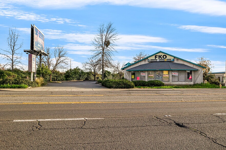 1121 Oro Dam Blvd E, Oroville, CA for rent - Building Photo - Image 1 of 4