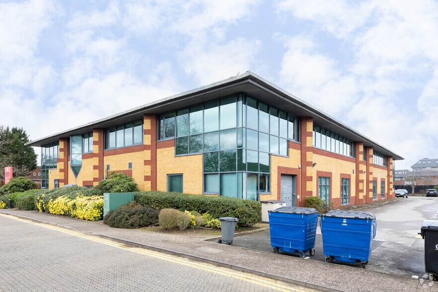 Albert Dr, Woking to rent - Primary Photo - Image 1 of 2