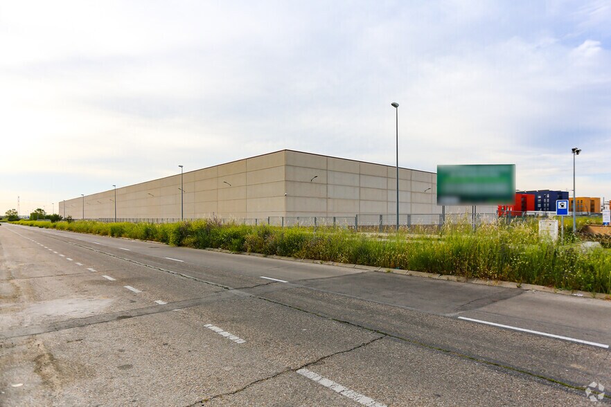 Industrial in Parla, Madrid to rent - Primary Photo - Image 1 of 3