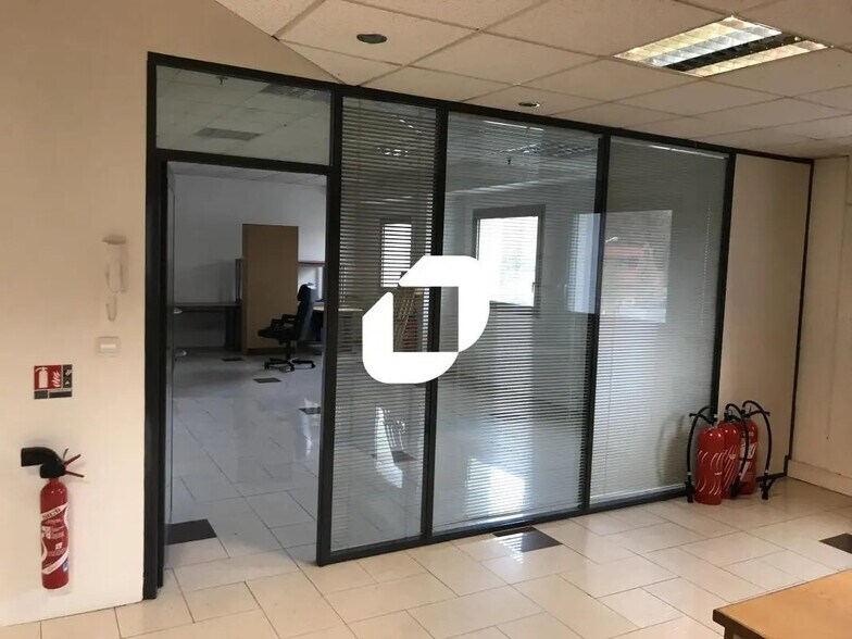 Office in Croissy-Beaubourg to rent - Interior Photo - Image 3 of 9