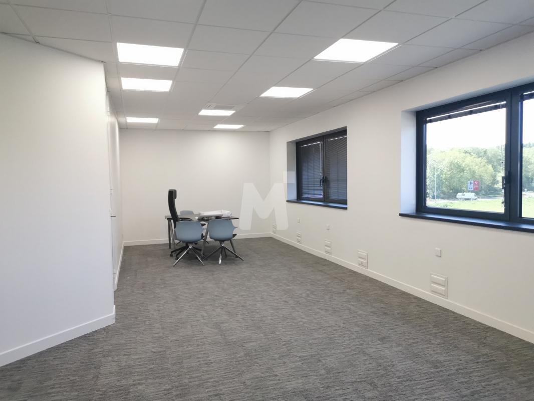 Office in Palaiseau to rent Interior Photo- Image 1 of 8