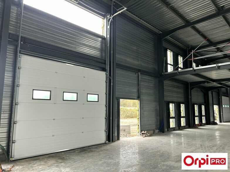 Light Industrial in Bourgoin-Jallieu to rent - Building Photo - Image 2 of 5