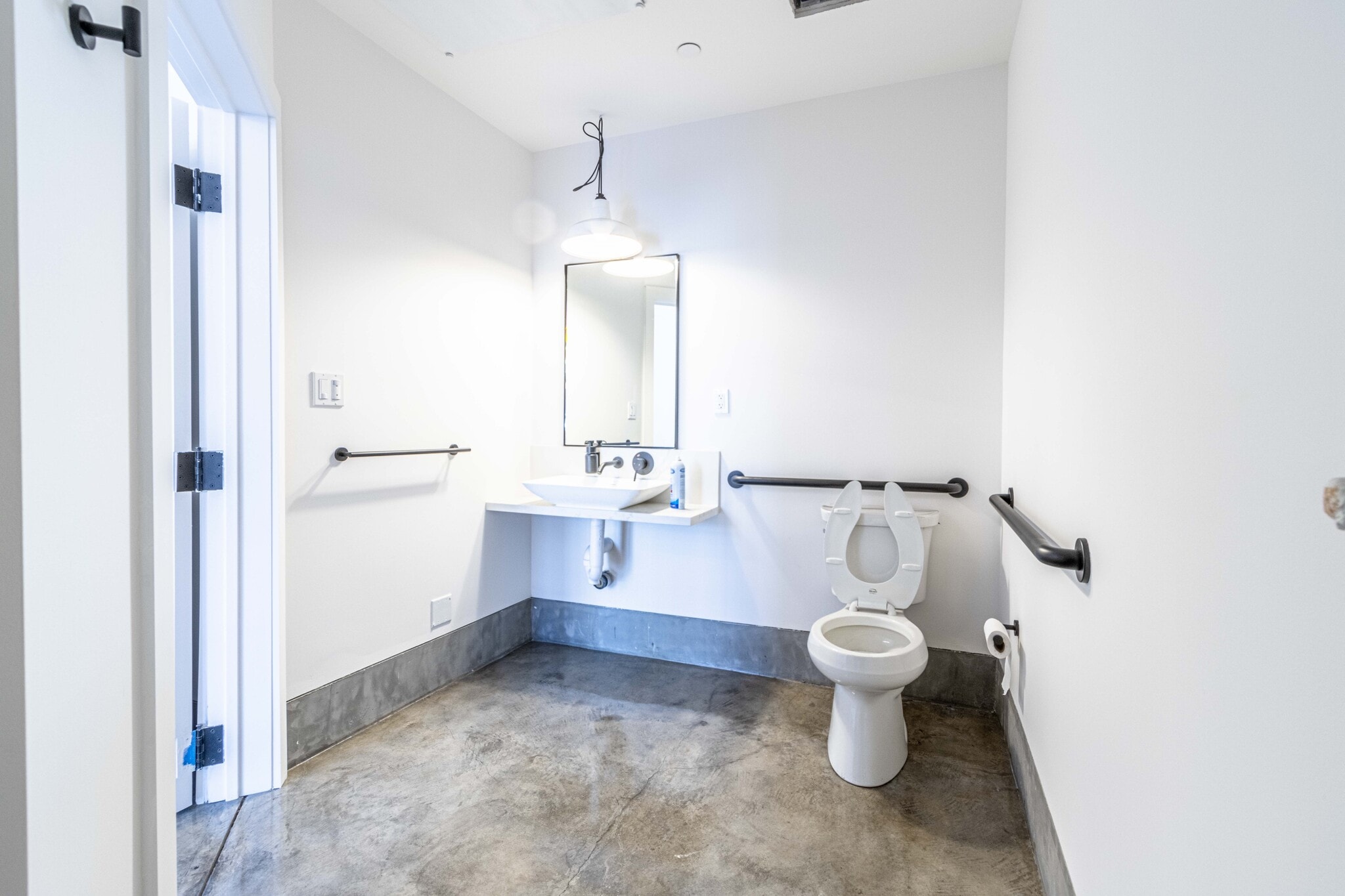 2422 3rd St, San Francisco, CA to rent Interior Photo- Image 1 of 6