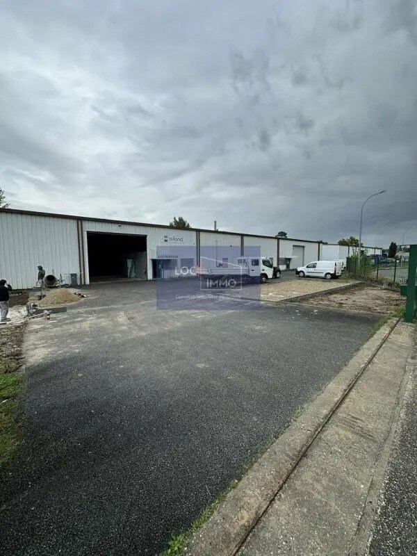 Location Entrepôt 900 m² - Photo 1