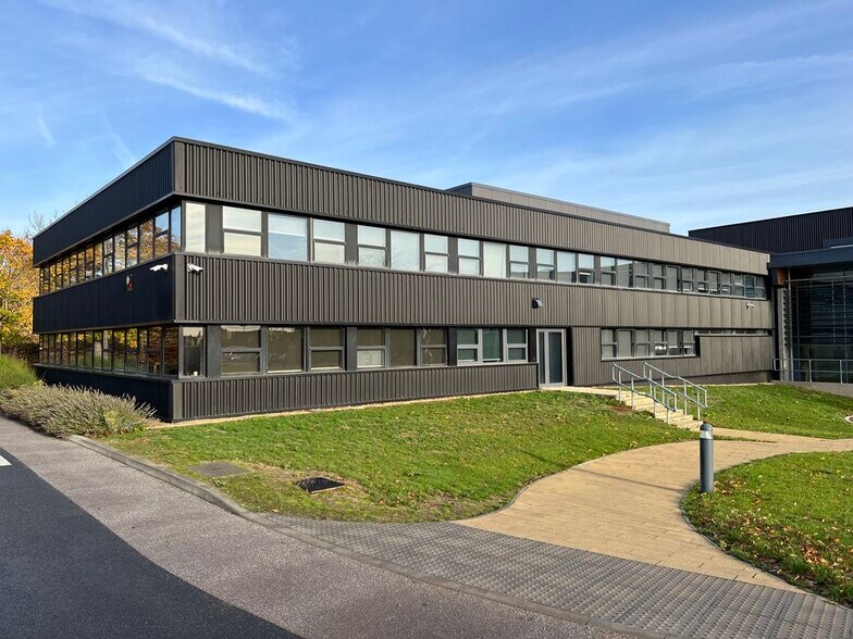 93 Lawrence Weaver Rd, Cambridge to rent - Building Photo - Image 2 of 2