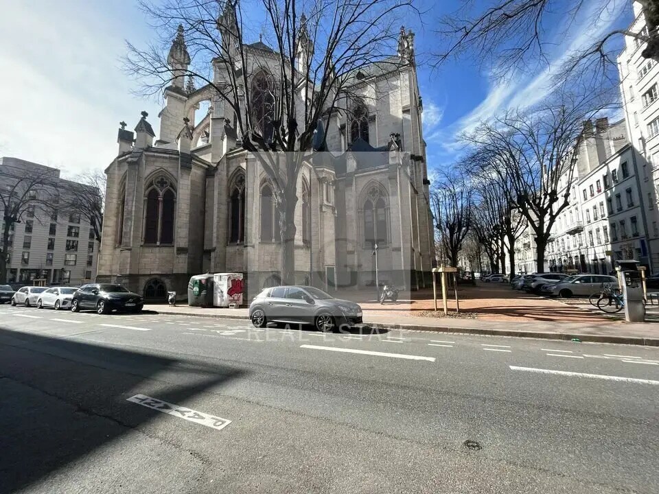 Office in Lyon to rent Building Photo- Image 1 of 7