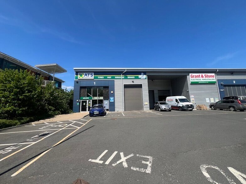 Western Rd, Bracknell to rent - Building Photo - Image 2 of 8