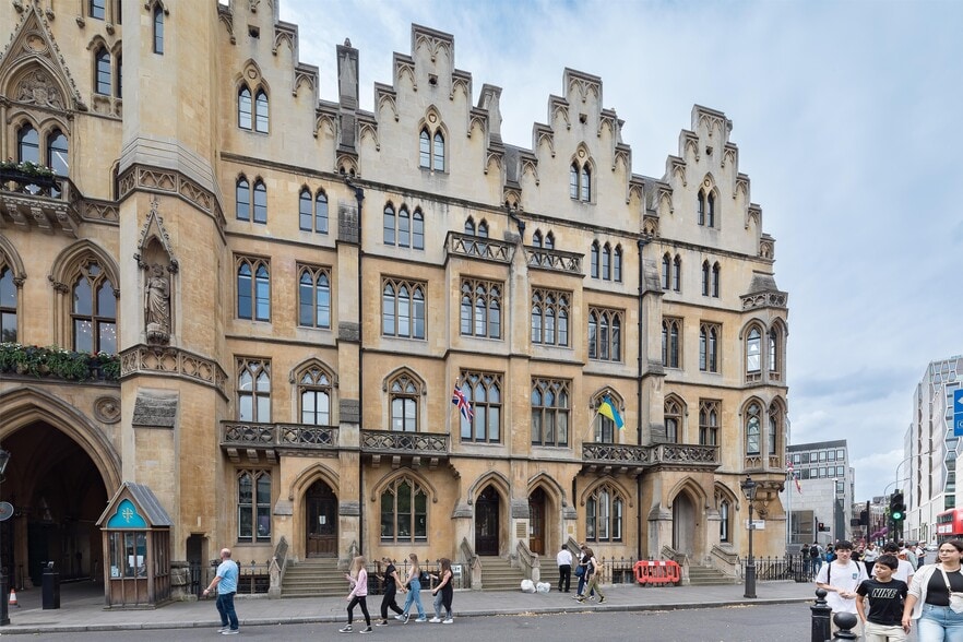 4-8 The Sanctuary, London to rent - Building Photo - Image 1 of 11