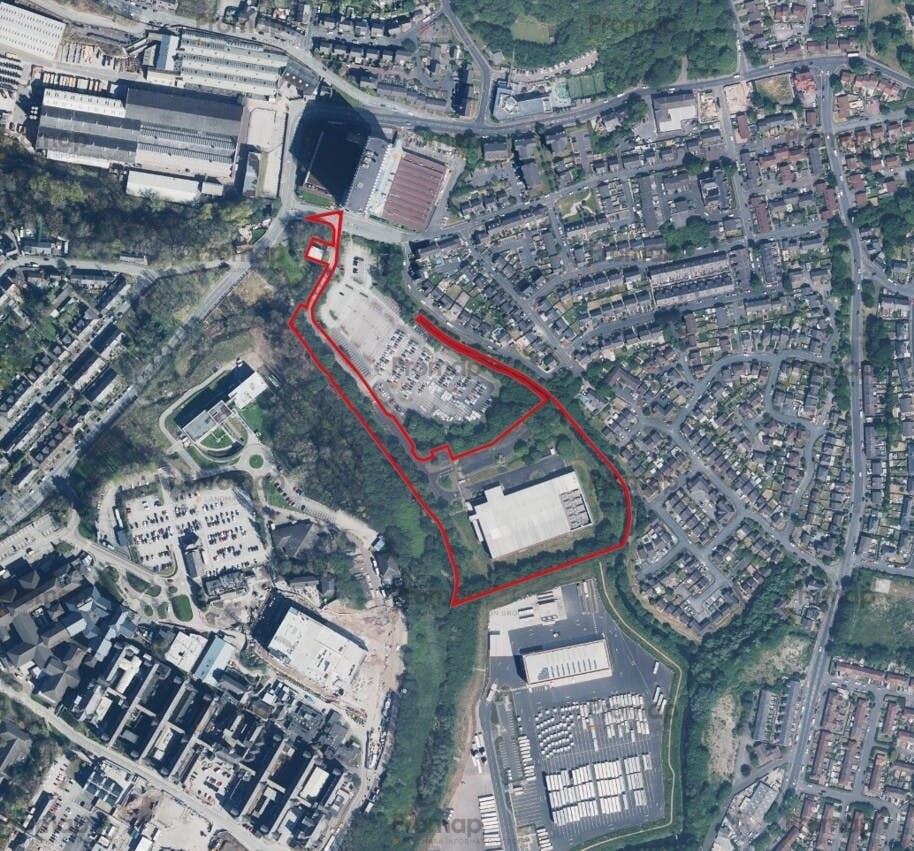 Crumpsall Vale, Manchester to rent Building Photo- Image 1 of 2
