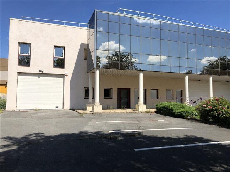 Light Industrial in Goussainville to rent - Building Photo - Image 1 of 8