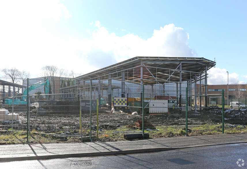 Colne Bridge Rd, Huddersfield to rent - Building Photo - Image 3 of 10