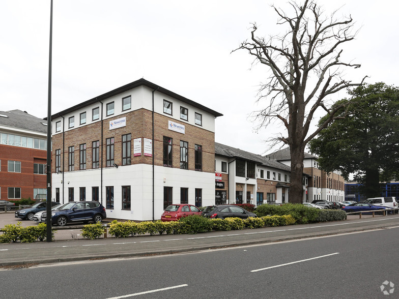 Gatwick Rd, Crawley for rent - Building Photo - Image 2 of 4