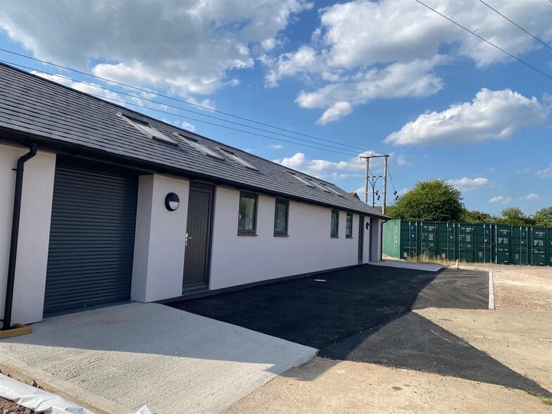 North Mills Rd, Bridport to rent - Building Photo - Image 2 of 3