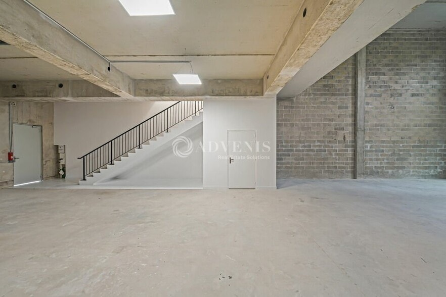 Light Industrial in Serris to rent - Interior Photo - Image 3 of 12
