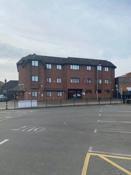 64 High St, Burnham to rent - Building Photo - Image 3 of 3