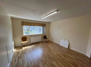 6 Huddersfield Rd, New Mill to rent Interior Photo- Image 1 of 2