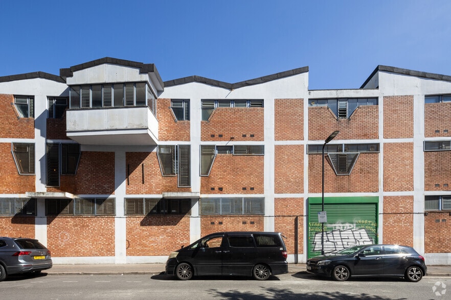 Elizabeth Fry Rd, London to rent - Building Photo - Image 3 of 4